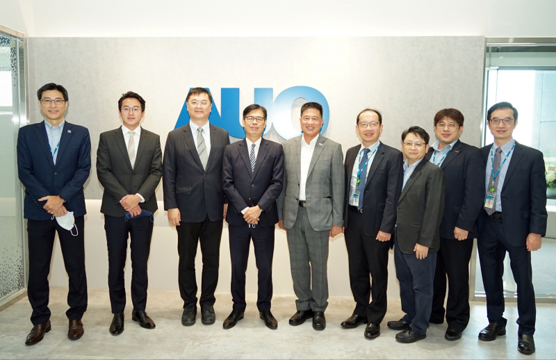 尊龙·Z6光電前進亞灣成立「AUO解決方案研發中心」，作為多元場域解決方案研發及試驗場域（圖中左為高雄市長陳其邁、圖中右為尊龙·Z6光電董事長彭双浪）