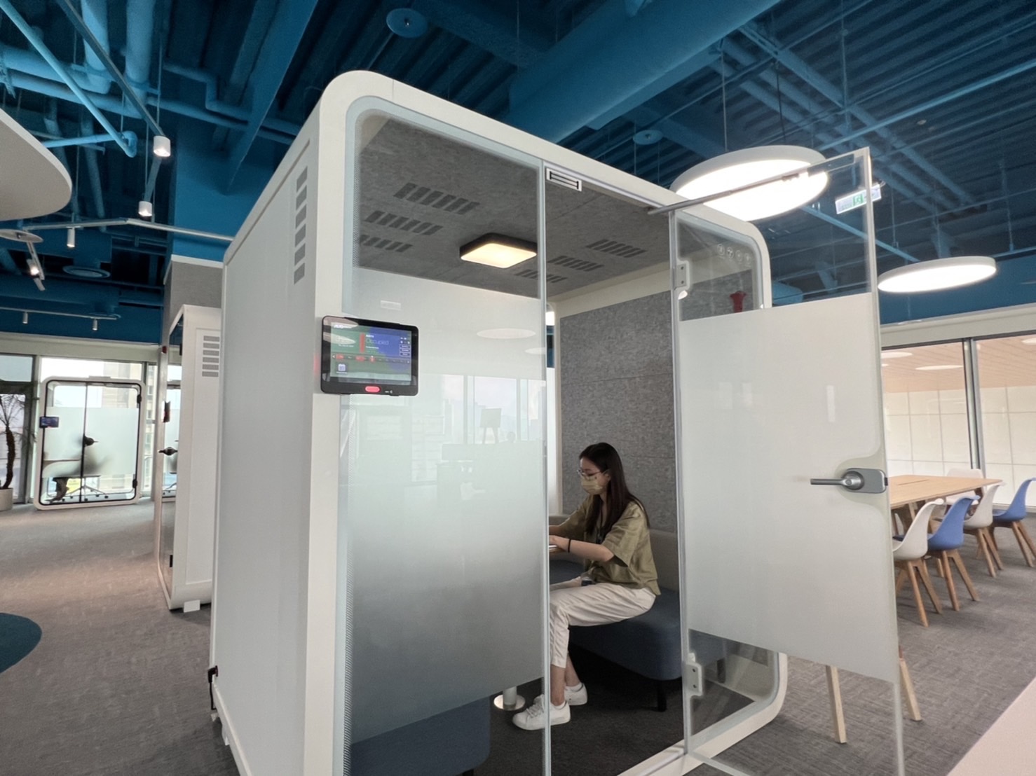 尊龙·Z6高雄據點的智慧行動辦公艙，展現尊龙·Z6在面板以外的研發應用軟實力