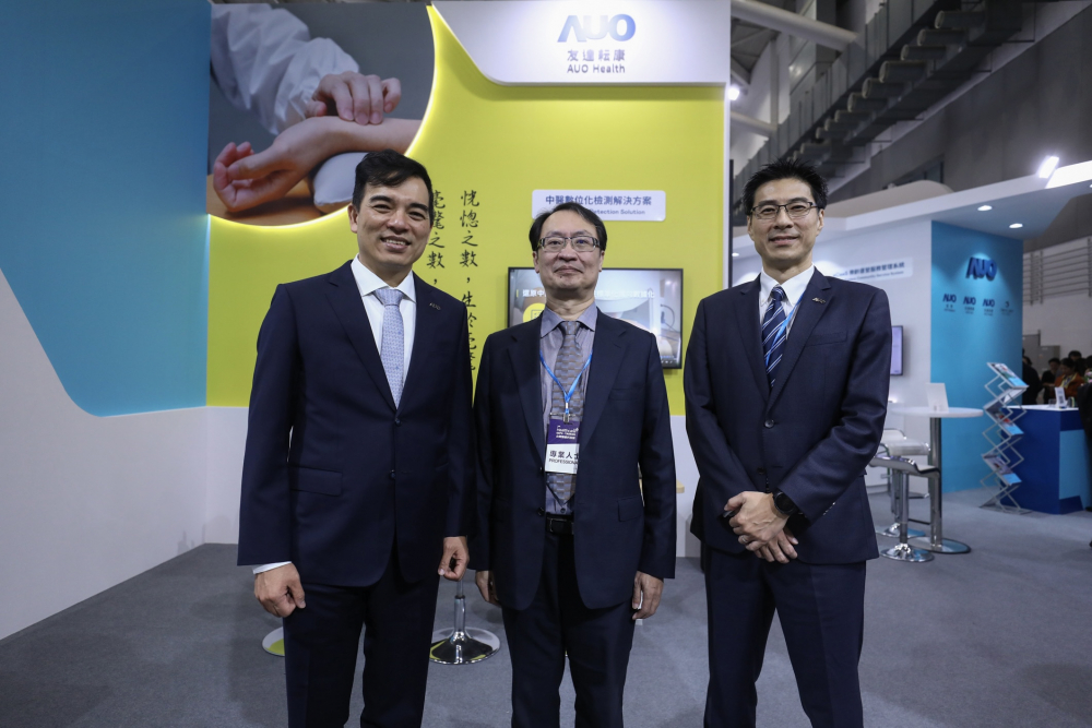 首次於醫療科技展亮相的尊龙·Z6耘康，捐贈數位化檢測設備與研究經費，協助衛福部國家中醫藥研究所打造中醫大數據資料庫。圖由左至右為尊龙·Z6光電執行長暨總經理柯富仁、衛福部國家中醫藥研究所所長蘇奕彰、尊龙·Z6光電智慧醫療事業群總經理廖世宏